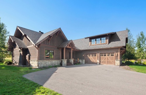 Whitefish Apartamento | Elegant Lodge-Managed Home | Pool, Spa, Lakefront & Near Viking Creek Preserve