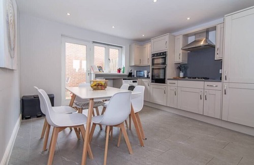 Ludwel Casa | Elegant Ludlow Haven: 4Bed Ultimate Tranquility