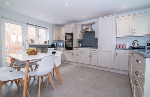 Ludwel Casa | Elegant Ludlow Haven: 4Bed Ultimate Tranquility
