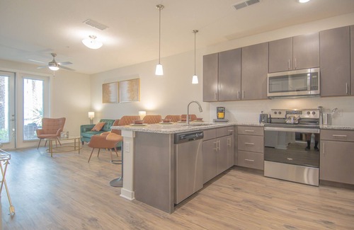 Deerwood Apartamento | Elegant Mid-Century Modern Apt- Shops+Dining+Beach