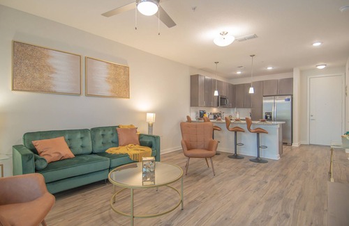 Deerwood Apartamento | Elegant Mid-Century Modern Apt- Shops+Dining+Beach
