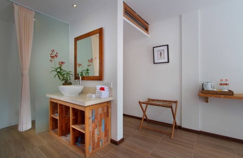 Melayang Complejo | Elegante habitación minimalista para 2 personas cerca de la piscina compartida de borde infinito de Ubud