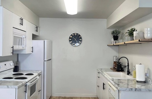 Brookline Station Apartamento | Elegant Modern 2BR Escape with Secure Garage Parking