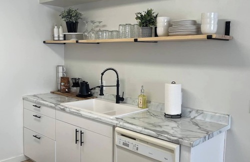 Brookline Station Apartamento | Elegant Modern 2BR Escape with Secure Garage Parking
