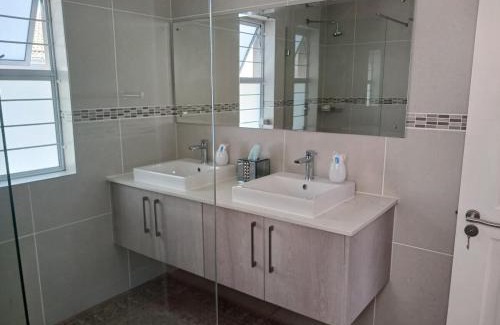 Kraaifontein Casa | Elegant & Modern Home near Cape Winelands