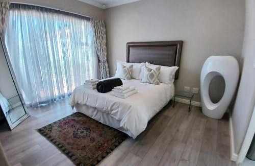 Kraaifontein Casa | Elegant & Modern Home near Cape Winelands