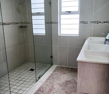 Kraaifontein Casa | Elegant & Modern Home near Cape Winelands