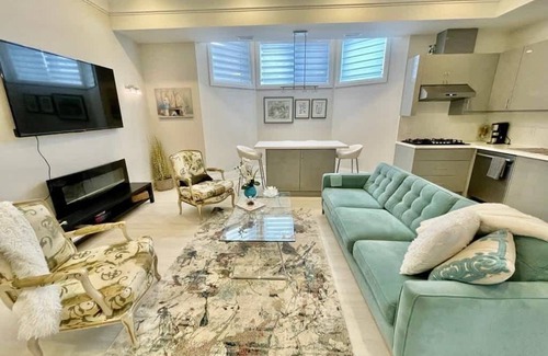 Newtonbrook Casa | Elegant Modern Luxury 2 Bedroom Private Unit