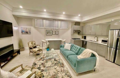 Newtonbrook Casa | Elegant Modern Luxury 2 Bedroom Private Unit