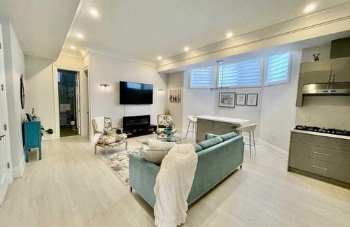 Newtonbrook Casa | Elegant Modern Luxury 2 Bedroom Private Unit
