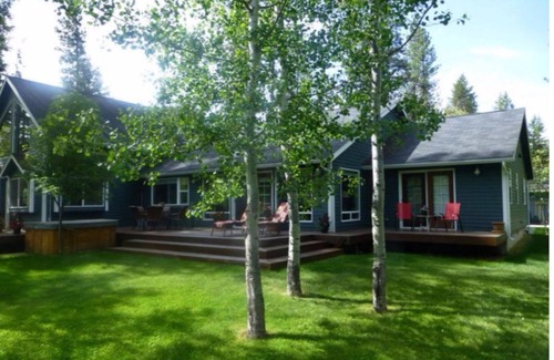 Bigfork Casa | Elegante Montana Home 3 BR con sauna y jacuzzi - Lugar de pesca Premier + Privacidad