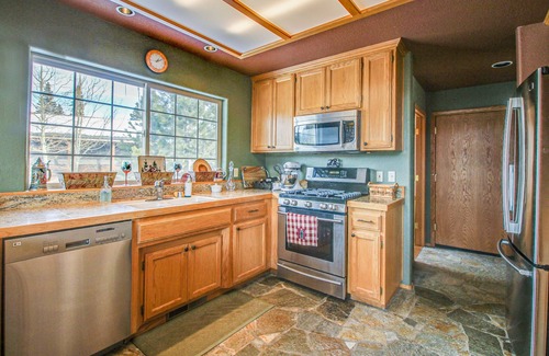 Truckee Casa | Elegante refugio de montaña con bañera de hidromasaje compartida, servicios de piscina y resort, cerca de la playa.