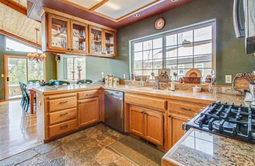 Truckee Casa | Elegante refugio de montaña con bañera de hidromasaje compartida, servicios de piscina y resort, cerca de la playa.