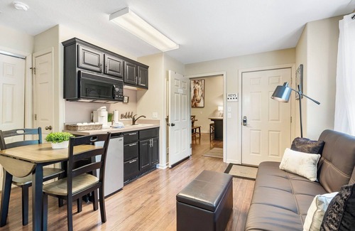 Branson West Condominio | Elegant Oasis in the Ozarks: Queen Studio Suite at StoneBridge Village