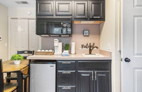 Branson West Condominio | Elegant Oasis in the Ozarks: Queen Studio Suite at StoneBridge Village