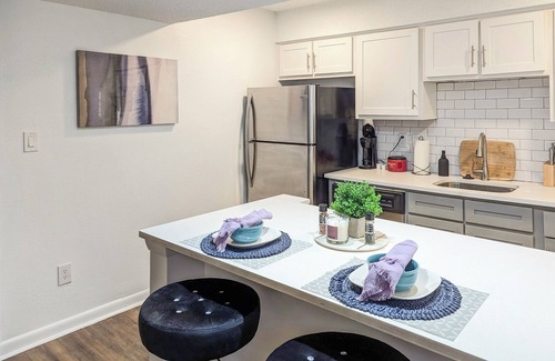Huntsville Apartamento | Elegant Oasis Studio Retreat Central Safe Location WiFi, AC,