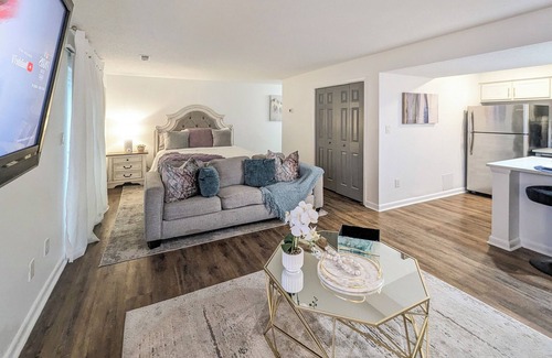 Huntsville Apartamento | Elegant Oasis Studio Retreat Central Safe Location WiFi, AC,