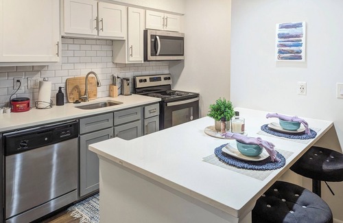 Huntsville Apartamento | Elegant Oasis Studio Retreat Central Safe Location WiFi, AC,