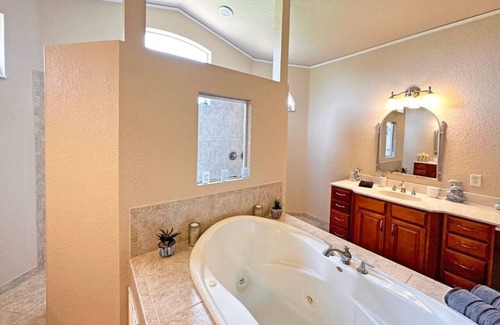 Ocala Casa | Elegant Oasis - Unwind in Luxury