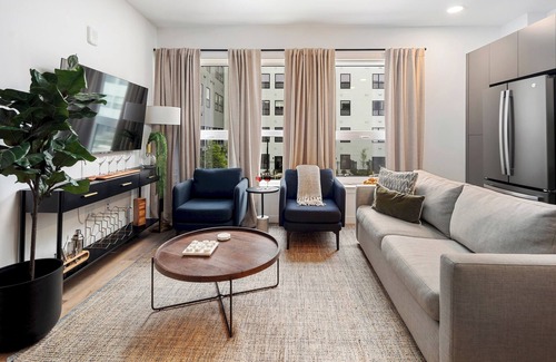 Everett Apartamento | Elegant Oasis with Pool and Gym