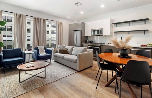 Everett Apartamento | Elegant Oasis with Pool and Gym