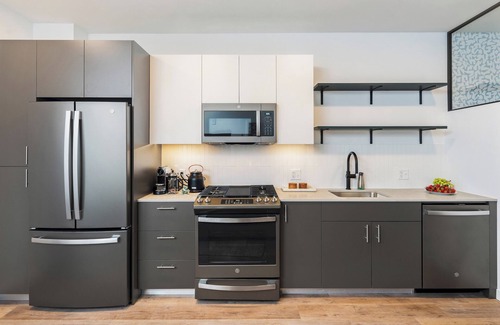 Everett Apartamento | Elegant Oasis with Pool and Gym