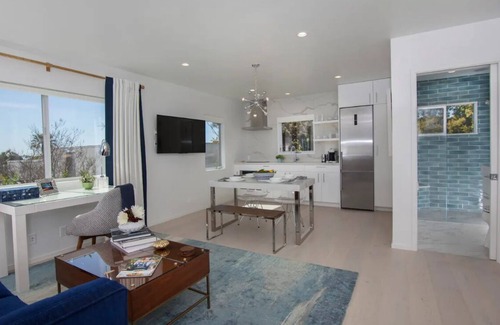 Ocean Park Apartamento | Elegant Ocean View Studio in Prime Santa Monica Location