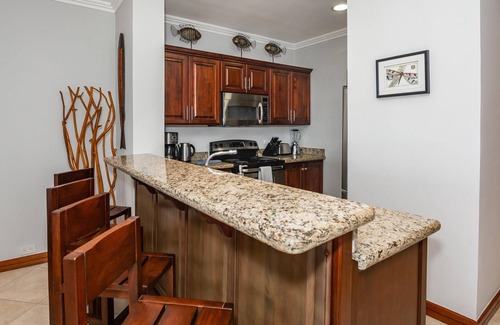 Playa Flamingo Condominio | Elegant Oceanview Condo with Spacious Open-Concept Floor Plan and Inviting Beach Design