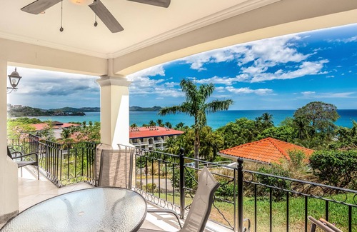 Playa Flamingo Condominio | Elegant Oceanview Condo with Spacious Open-Concept Floor Plan and Inviting Beach Design