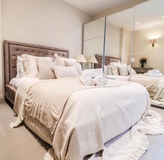 Queen's Gate Apartamento | Elegant One-Bedroom! Kensington Flat with Patio