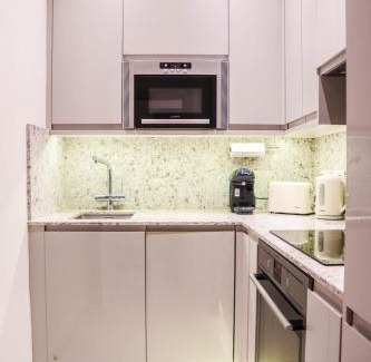 Queen's Gate Apartamento | Elegant One-Bedroom! Kensington Flat with Patio