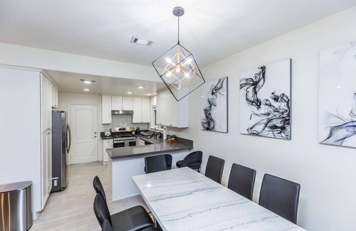East Pasadena Apartamento | Elegant Pasadena Retreat Prime Comfort Awaits