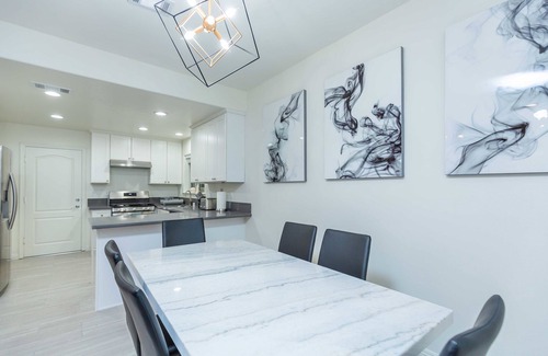 East Pasadena Apartamento | Elegant Pasadena Retreat Prime Comfort Awaits