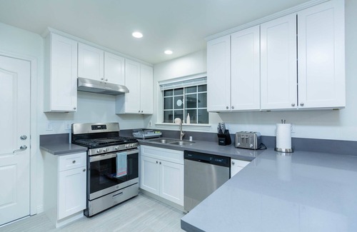 East Pasadena Apartamento | Elegant Pasadena Retreat Prime Comfort Awaits