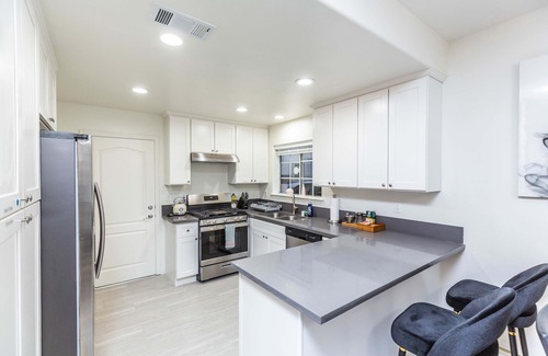 East Pasadena Apartamento | Elegant Pasadena Retreat Prime Comfort Awaits