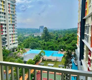 Sungai Buloh Apartamento | Elegant Pool View Condo at Residensi Suasana Damai