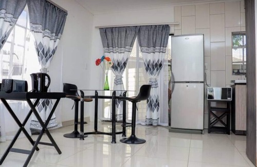 Newcastle Casa | Elegant Poolside Retreat: 2-Bed Luxury Guesthouse