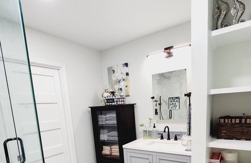 Dallas Otro | Elegant Private Bedroom w/ Bath in a Cozy Farmhouse