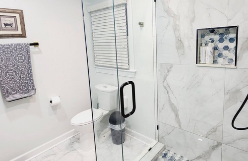 Dallas Otro | Elegant Private Bedroom w/ Bath in a Cozy Farmhouse