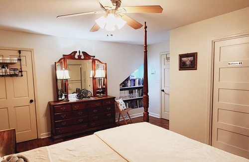 Dallas Otro | Elegant Private Bedroom w/ Bath in a Cozy Farmhouse