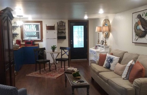 Chickamauga Apartamento | Elegant private suite located downtown historical Chickamauga, Ga