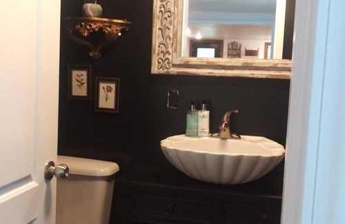 Chickamauga Apartamento | Elegant private suite located downtown historical Chickamauga, Ga