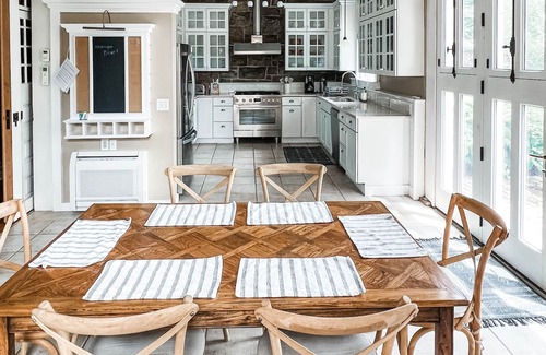 Fifth Ward Cabaña | Elegant Renovated Carriage House in Newport's Historic District