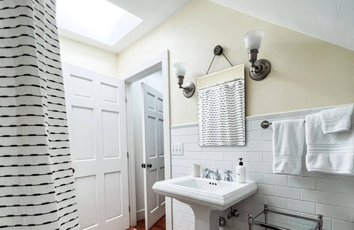 Fifth Ward Cabaña | Elegant Renovated Carriage House in Newport's Historic District