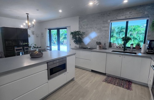 Palmetto Bay Casa | Elegant Retreat Near Thallata Estate - spacious and modern amenities