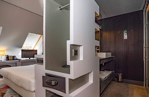 Uden Hotel | Elegant Room With Garden Views Parking Close to Local Attractions