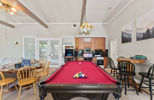 Sevierville Casa | Elegant Sevierville estate with private grounds and indoor pool