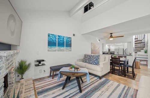 Huntington Beach Condominio | Elegante y espacioso ☆ Cerca de la playa y rutas de senderismo ☆ Servicios del complejo ☆ Balcón