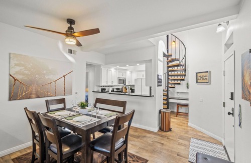 Huntington Beach Condominio | Elegante y espacioso ☆ Cerca de la playa y rutas de senderismo ☆ Servicios del complejo ☆ Balcón