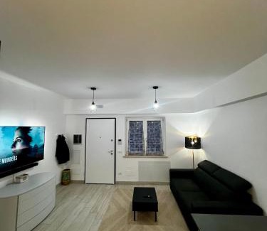 Suburbio VII Portuense Apartamento | Elegant & Spacious 2BR 2BA Unit with Private Patio